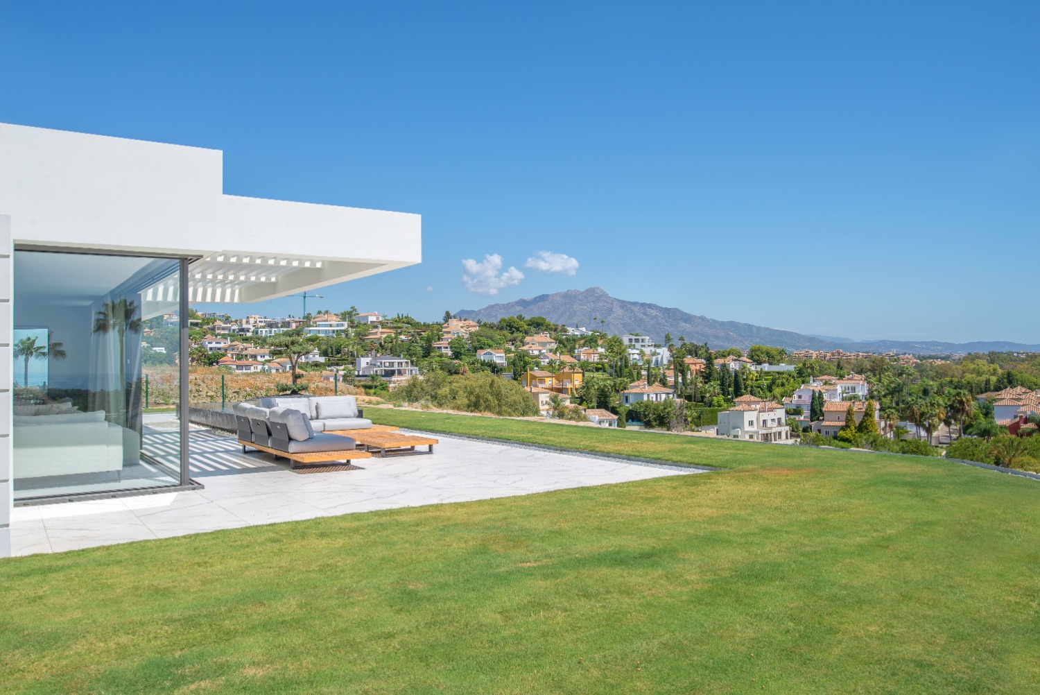 Independent access, Private pool and garden, 4 parking. Absolutely wonderful Penthouse. Benahavis.