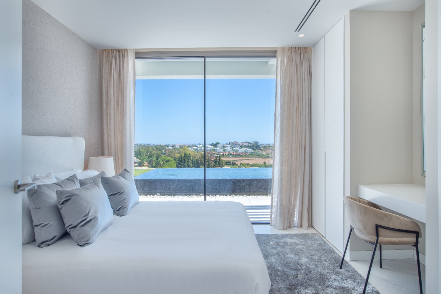 Independent access, Private pool and garden, 4 parking. Absolutely wonderful Penthouse. Benahavis.