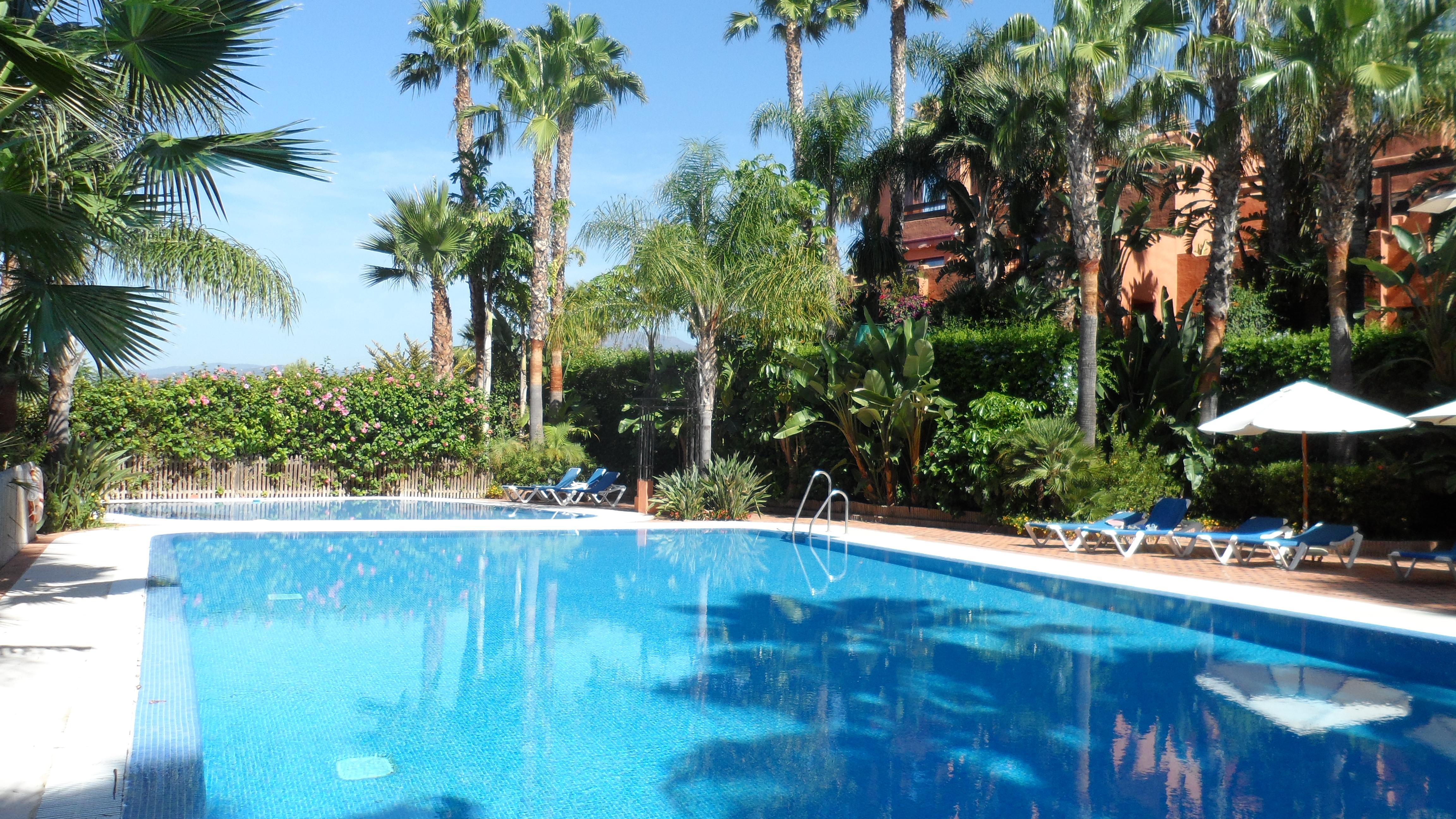 Fem parkeringspladser, elevator. Hus på Golden Mile, Marbella, med privat have, pejs og solarium med grill.