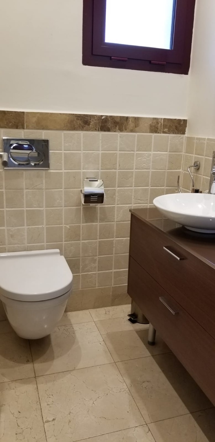 Fem parkeringspladser, elevator. Hus på Golden Mile, Marbella, med privat have, pejs og solarium med grill.