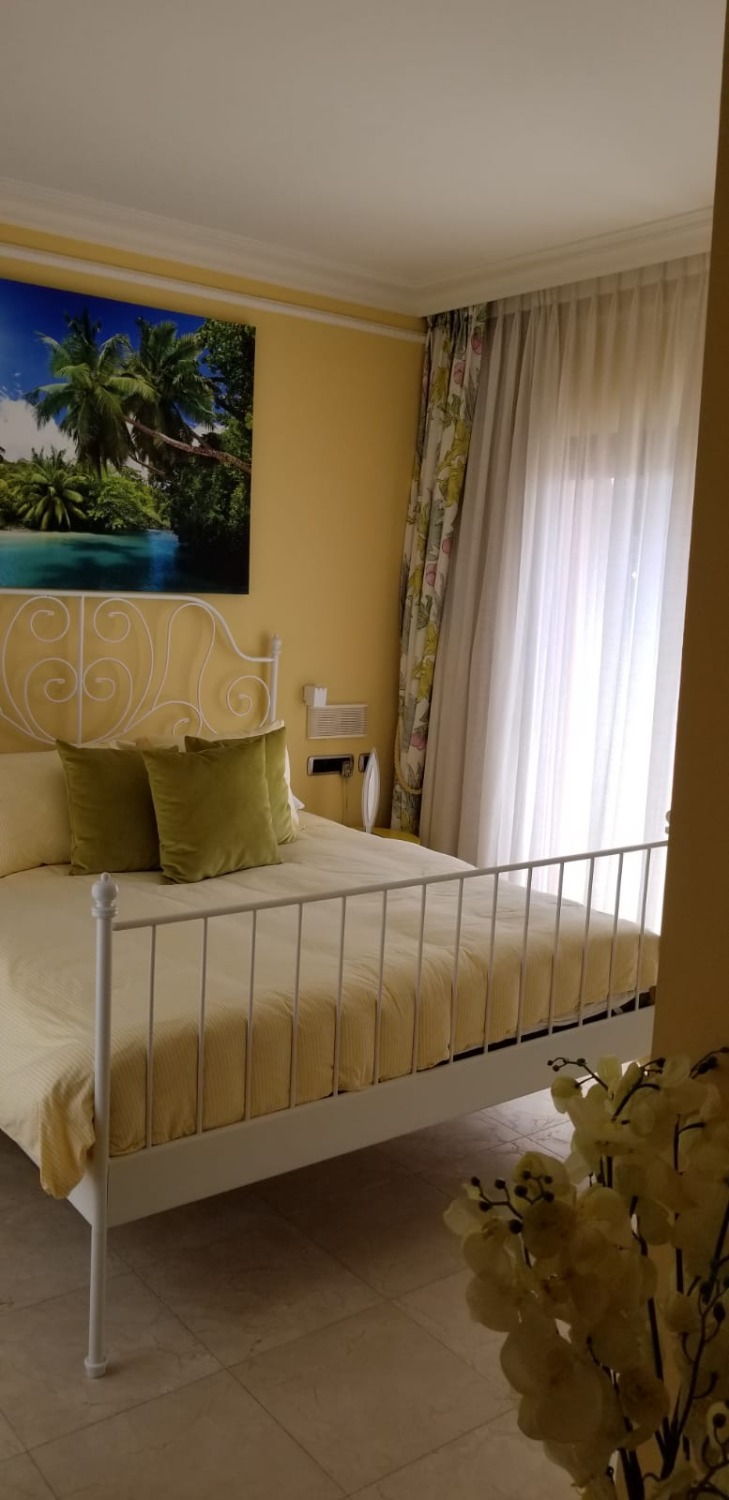 Fem parkeringspladser, elevator. Hus på Golden Mile, Marbella, med privat have, pejs og solarium med grill.