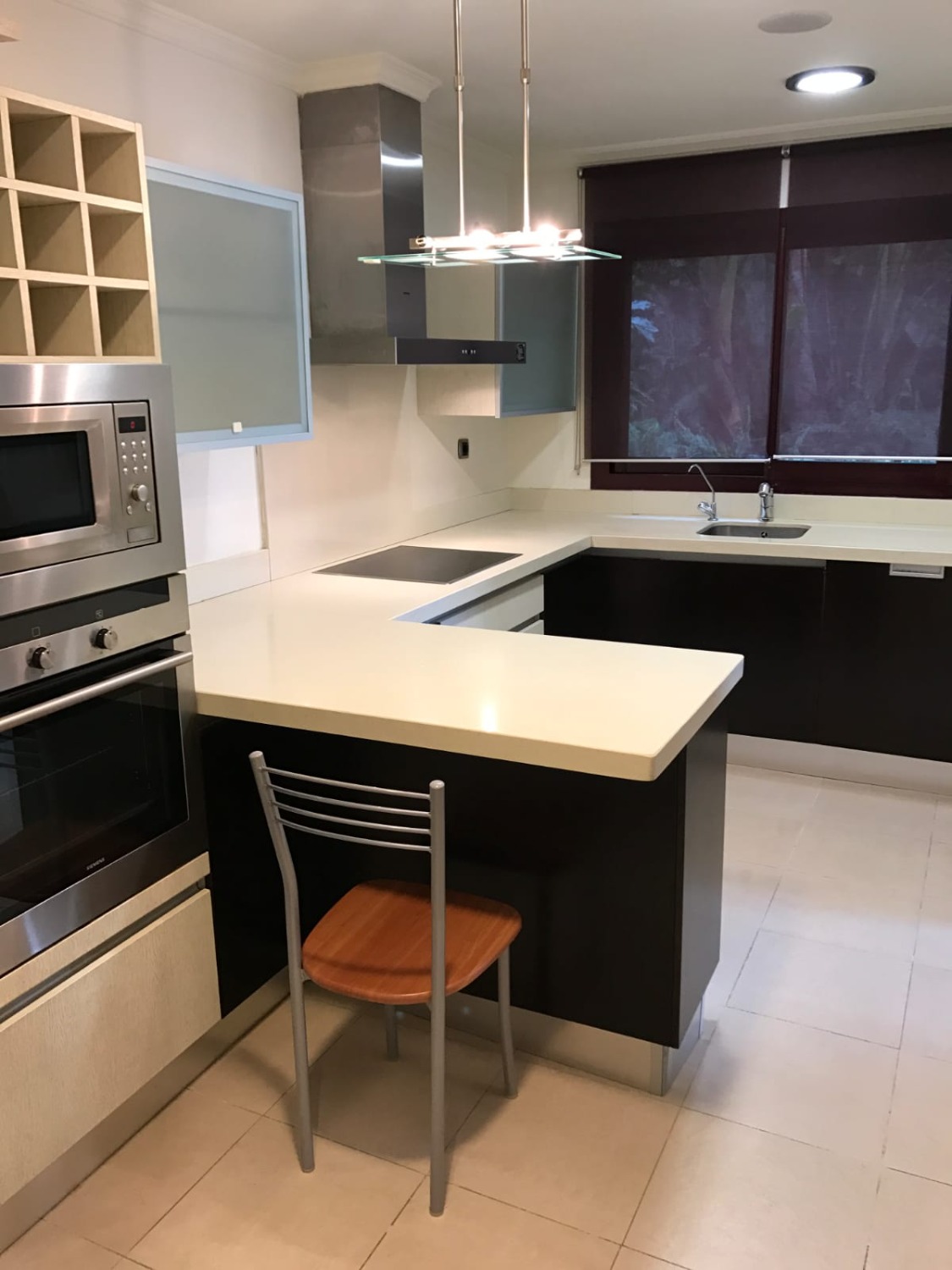 Fem parkeringspladser, elevator. Hus på Golden Mile, Marbella, med privat have, pejs og solarium med grill.