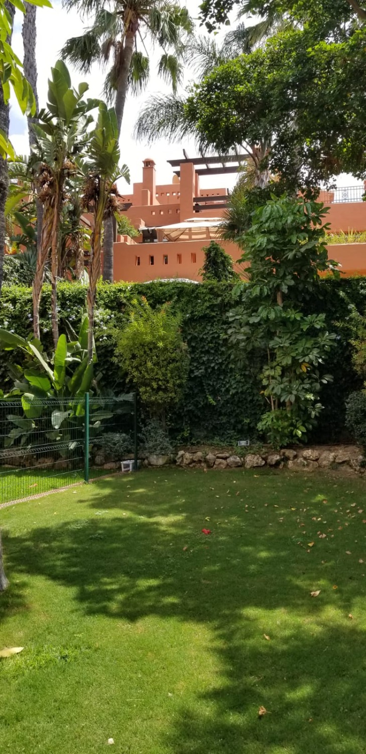 Fem parkeringspladser, elevator. Hus på Golden Mile, Marbella, med privat have, pejs og solarium med grill.