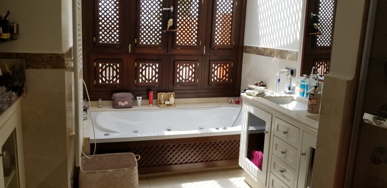 Fem parkeringspladser, elevator. Hus på Golden Mile, Marbella, med privat have, pejs og solarium med grill.