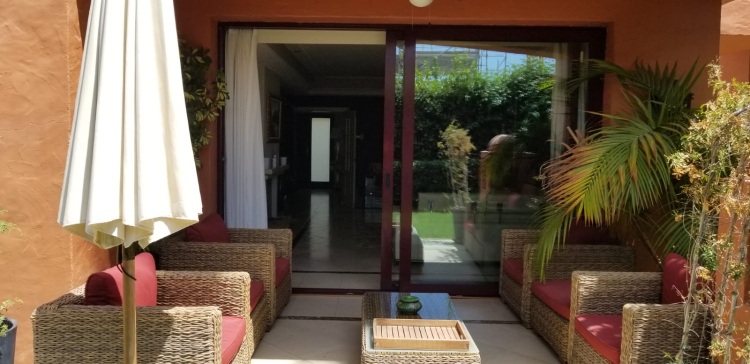 Fem parkeringspladser, elevator. Hus på Golden Mile, Marbella, med privat have, pejs og solarium med grill.