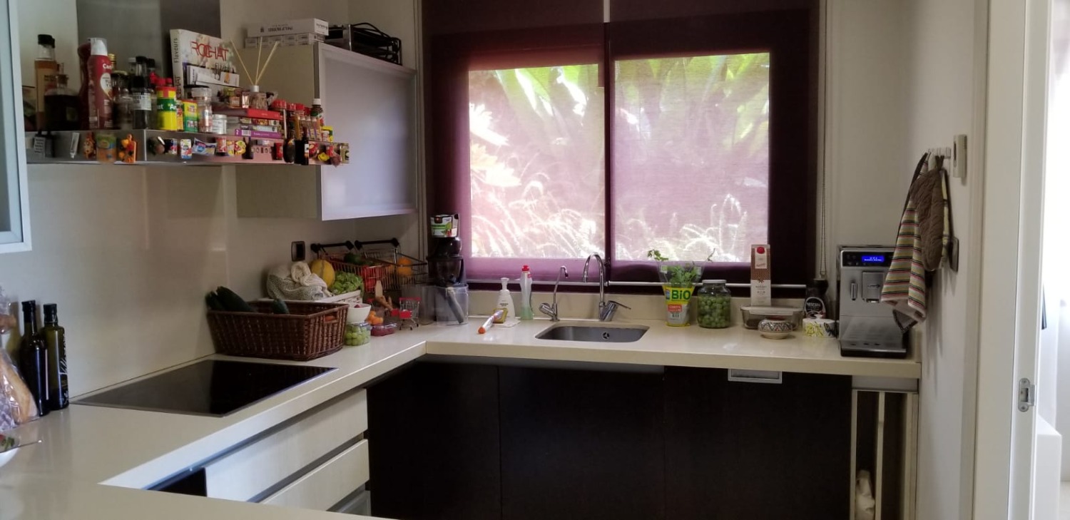 Fem parkeringspladser, elevator. Hus på Golden Mile, Marbella, med privat have, pejs og solarium med grill.