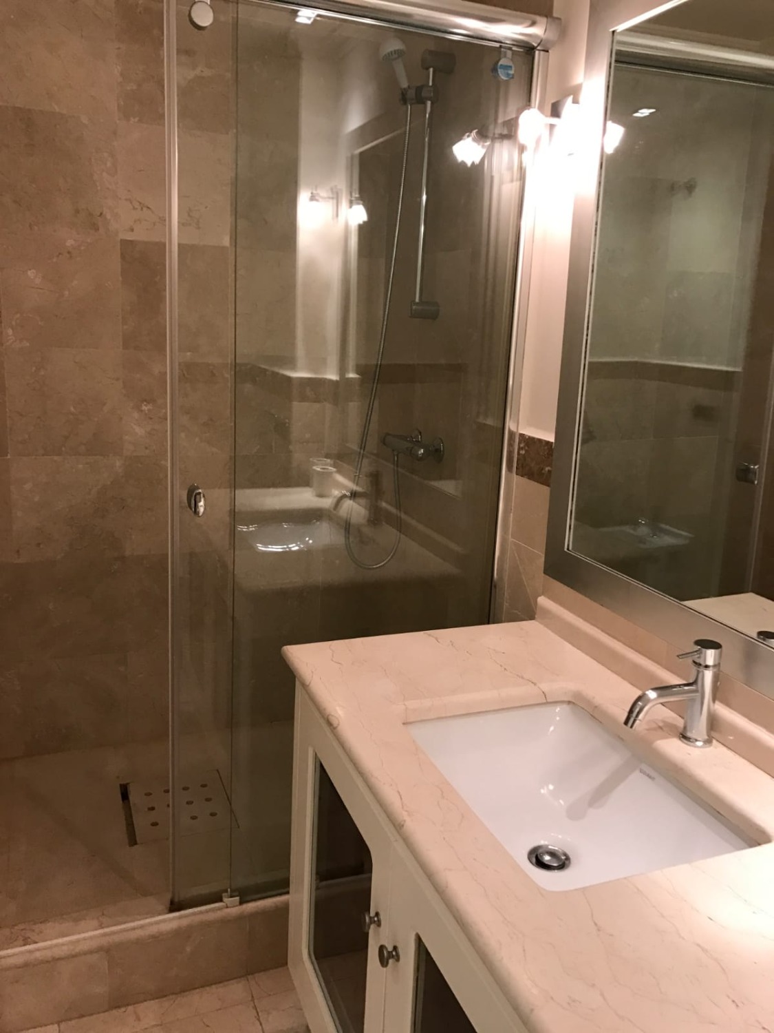 Fem parkeringspladser, elevator. Hus på Golden Mile, Marbella, med privat have, pejs og solarium med grill.