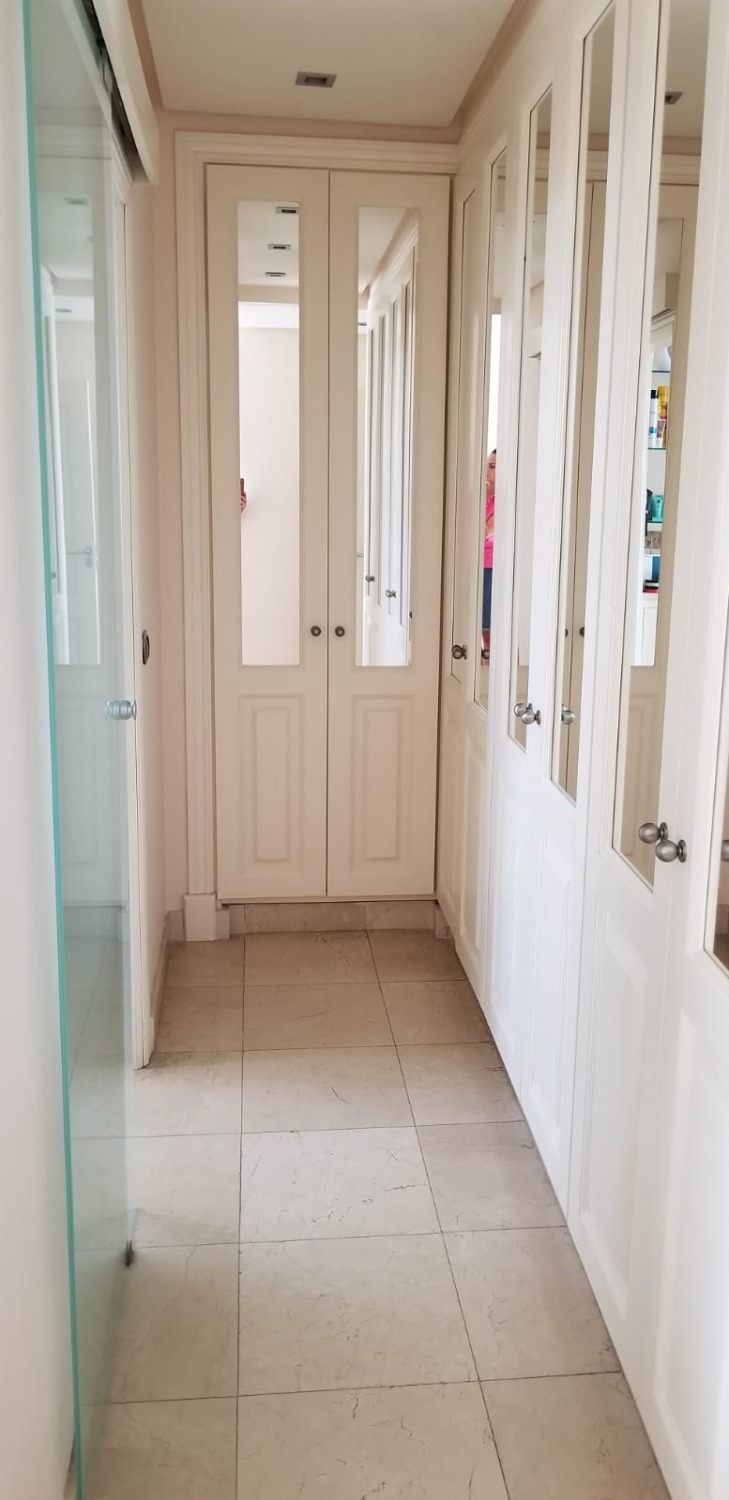 Fem parkeringspladser, elevator. Hus på Golden Mile, Marbella, med privat have, pejs og solarium med grill.