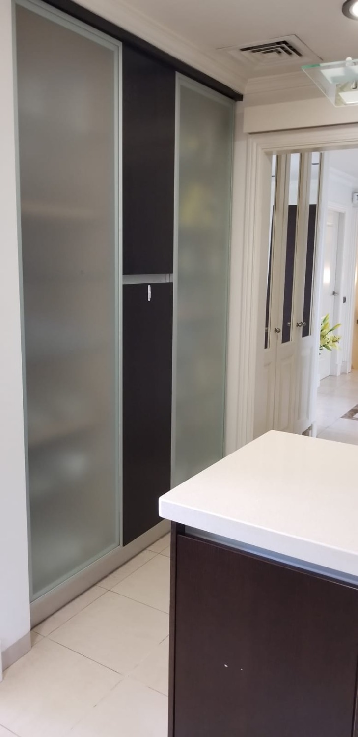 Fem parkeringspladser, elevator. Hus på Golden Mile, Marbella, med privat have, pejs og solarium med grill.