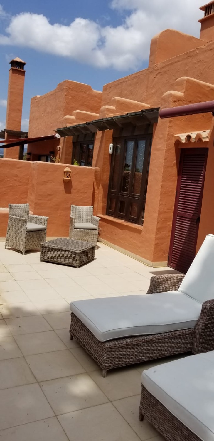 Fem parkeringspladser, elevator. Hus på Golden Mile, Marbella, med privat have, pejs og solarium med grill.