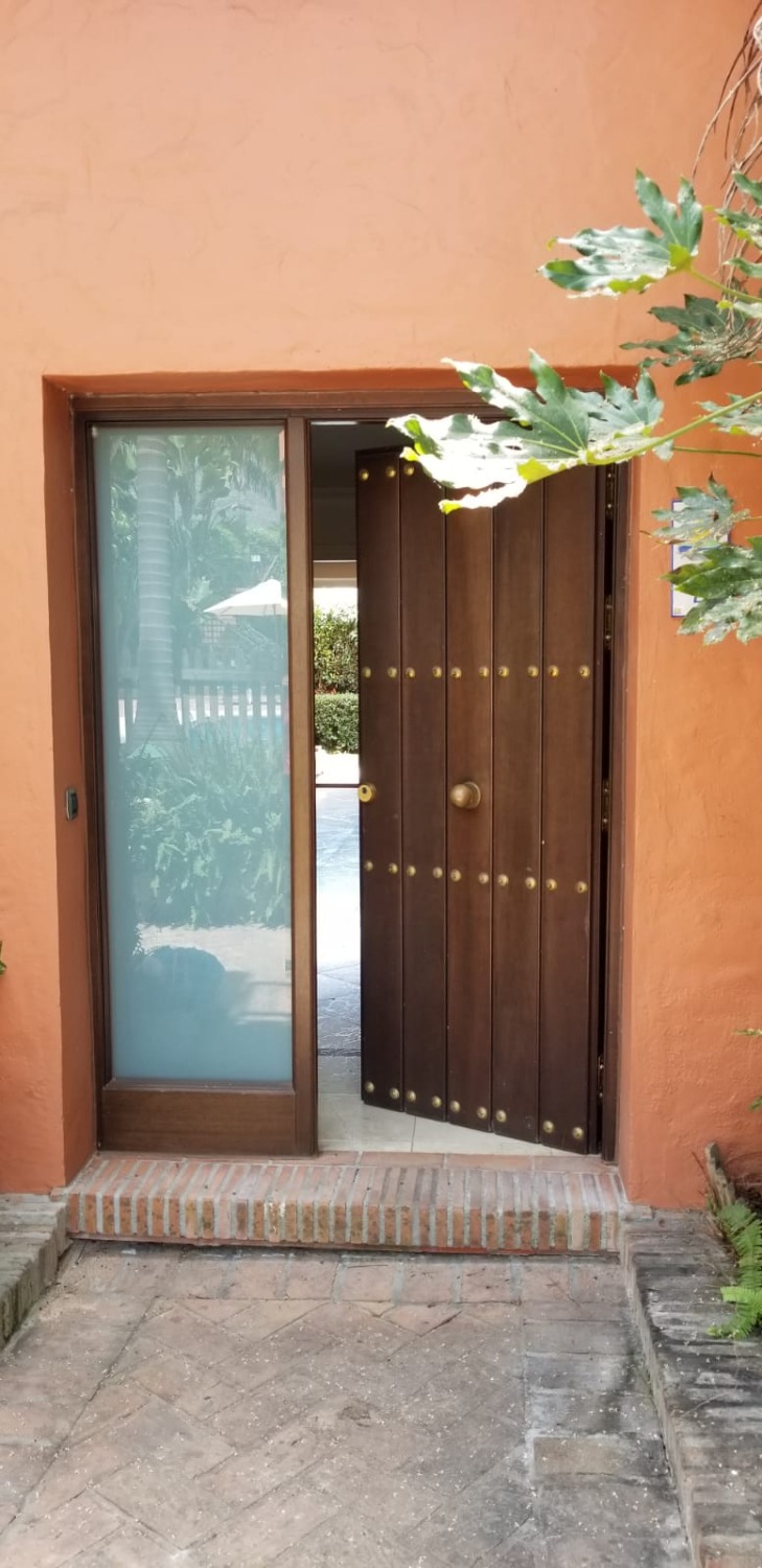 Fem parkeringspladser, elevator. Hus på Golden Mile, Marbella, med privat have, pejs og solarium med grill.