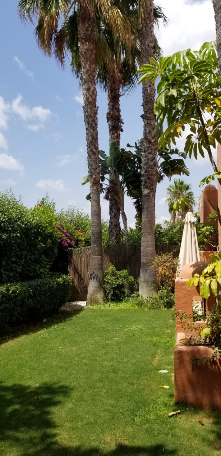 Fem parkeringspladser, elevator. Hus på Golden Mile, Marbella, med privat have, pejs og solarium med grill.