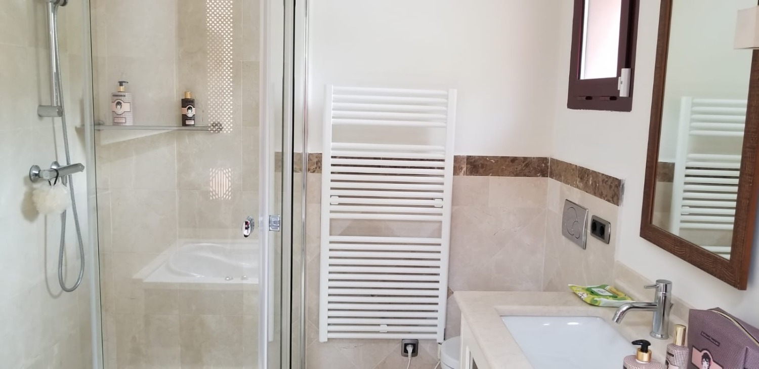 Fem parkeringspladser, elevator. Hus på Golden Mile, Marbella, med privat have, pejs og solarium med grill.