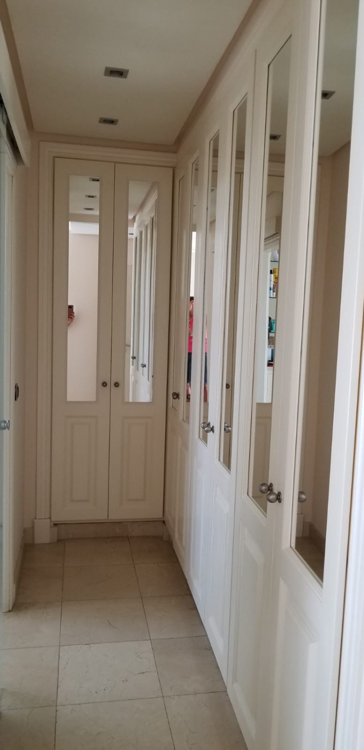 Fem parkeringspladser, elevator. Hus på Golden Mile, Marbella, med privat have, pejs og solarium med grill.