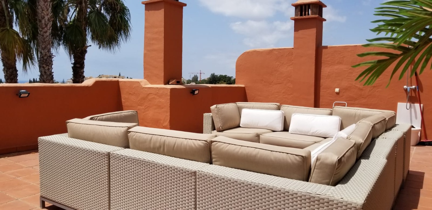 Fem parkeringspladser, elevator. Hus på Golden Mile, Marbella, med privat have, pejs og solarium med grill.