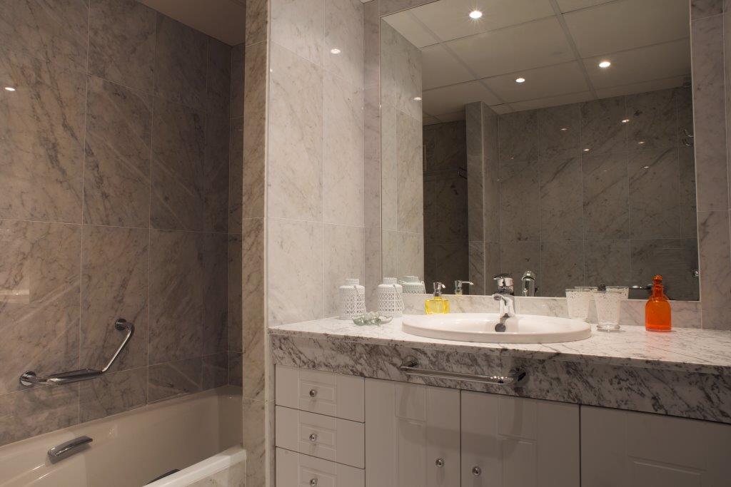 Three Bedrooms and 3 Bathrooms. Facing west overlooking the gardens, Access to the beach. Puerto Banus.