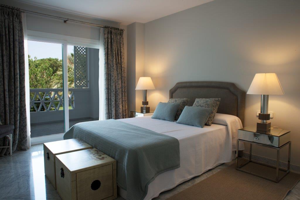 Three Bedrooms and 3 Bathrooms. Facing west overlooking the gardens, Access to the beach. Puerto Banus.