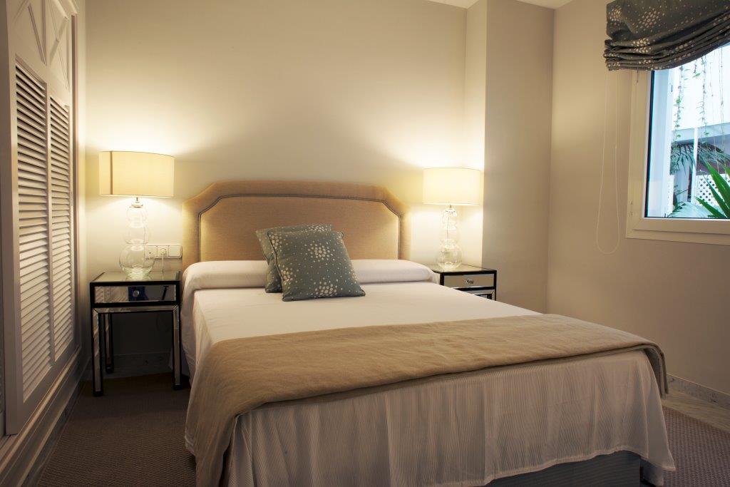 Three Bedrooms and 3 Bathrooms. Facing west overlooking the gardens, Access to the beach. Puerto Banus.