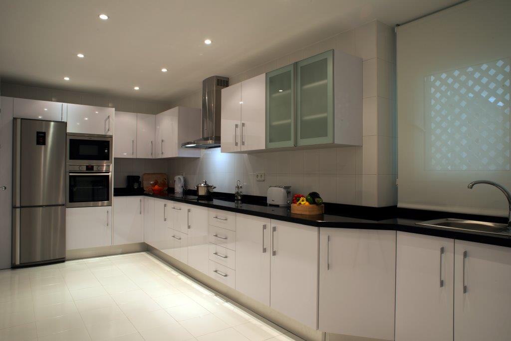 Three Bedrooms and 3 Bathrooms. Facing west overlooking the gardens, Access to the beach. Puerto Banus.