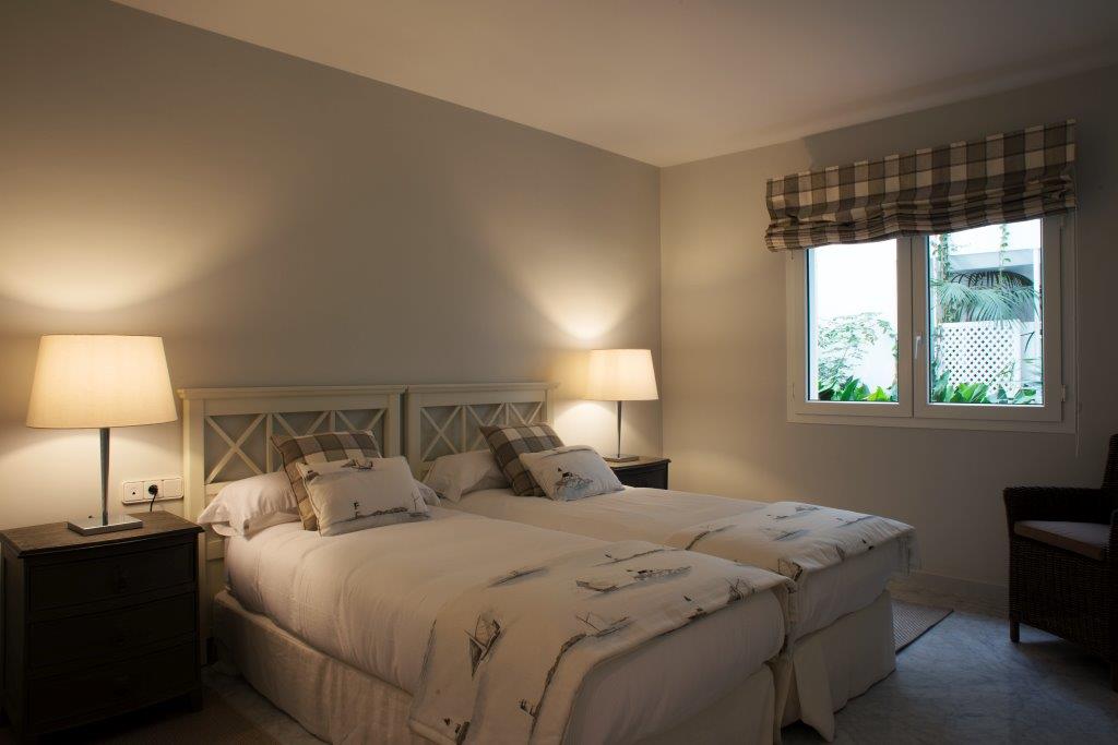 Three Bedrooms and 3 Bathrooms. Facing west overlooking the gardens, Access to the beach. Puerto Banus.