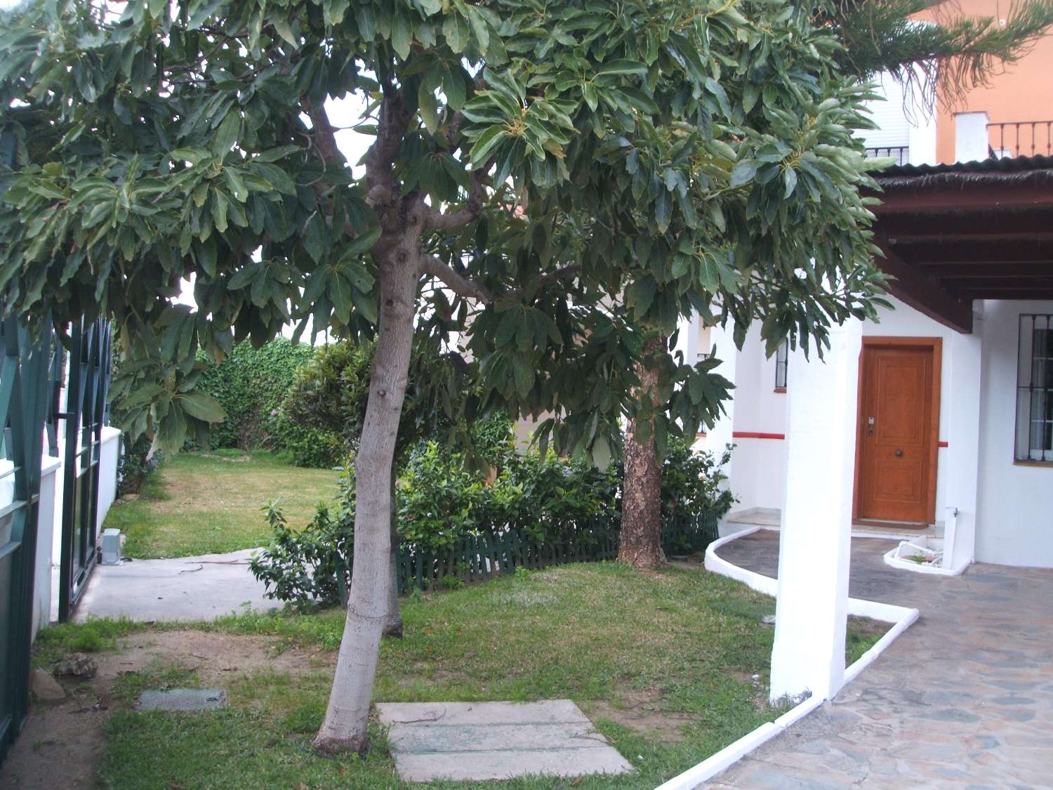 Rivitalo, jossa on takka ja näkymät uima-altaalle. Autokatos 2 autolle. Yhteisön lämmitetty uima-allas.