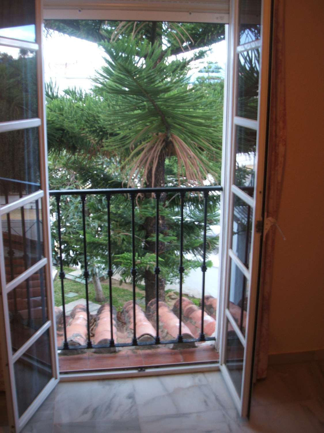 Rivitalo, jossa on takka ja näkymät uima-altaalle. Autokatos 2 autolle. Yhteisön lämmitetty uima-allas.