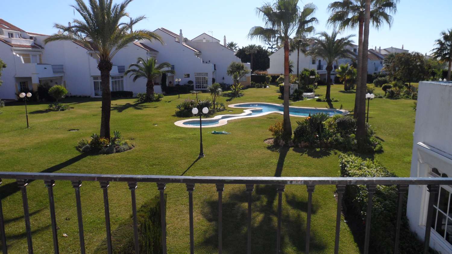 Rivitalo, jossa on takka ja näkymät uima-altaalle. Autokatos 2 autolle. Yhteisön lämmitetty uima-allas.