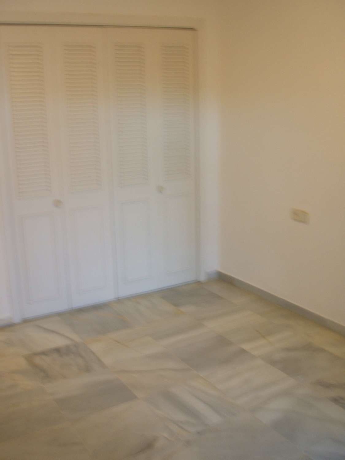 Rivitalo, jossa on takka ja näkymät uima-altaalle. Autokatos 2 autolle. Yhteisön lämmitetty uima-allas.