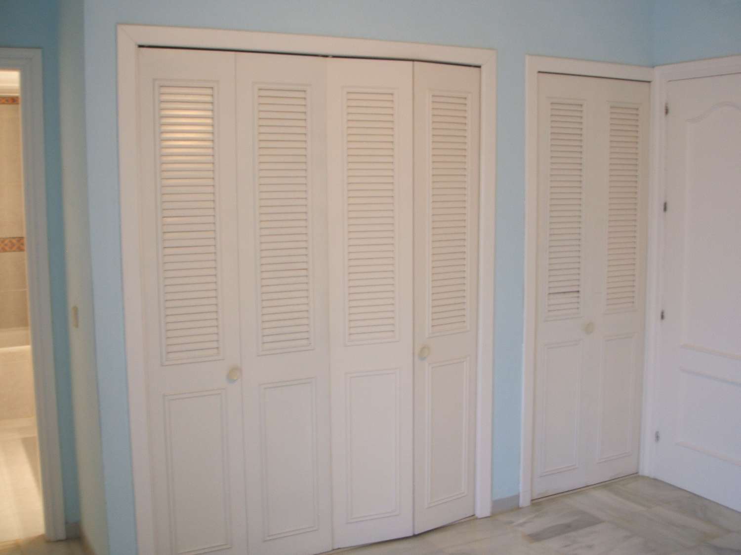 Rivitalo, jossa on takka ja näkymät uima-altaalle. Autokatos 2 autolle. Yhteisön lämmitetty uima-allas.