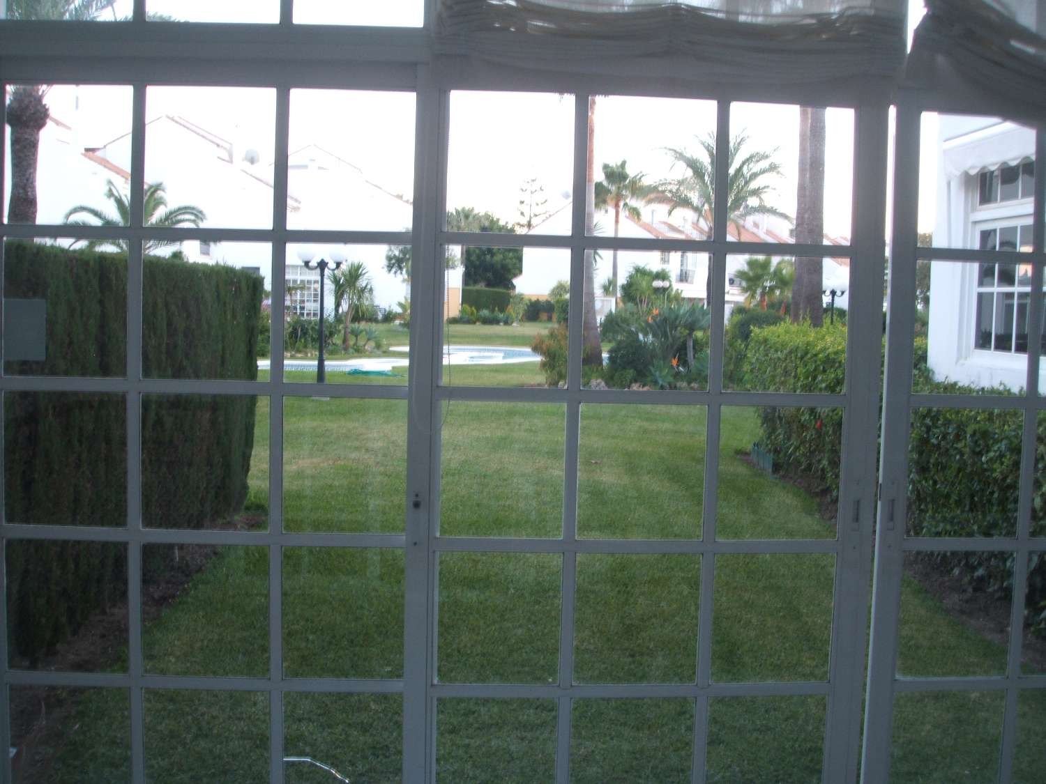 Rivitalo, jossa on takka ja näkymät uima-altaalle. Autokatos 2 autolle. Yhteisön lämmitetty uima-allas.