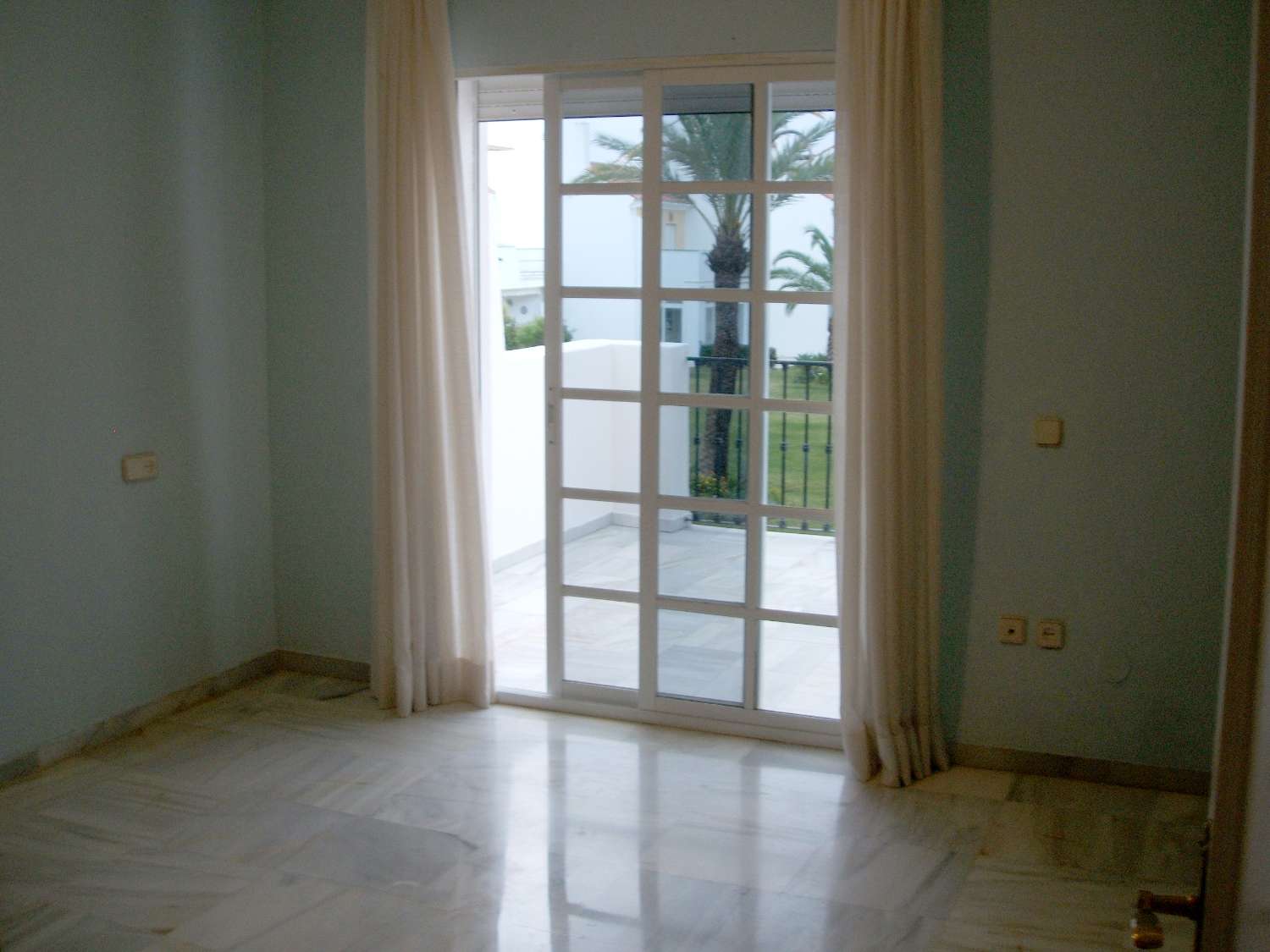 Rivitalo, jossa on takka ja näkymät uima-altaalle. Autokatos 2 autolle. Yhteisön lämmitetty uima-allas.