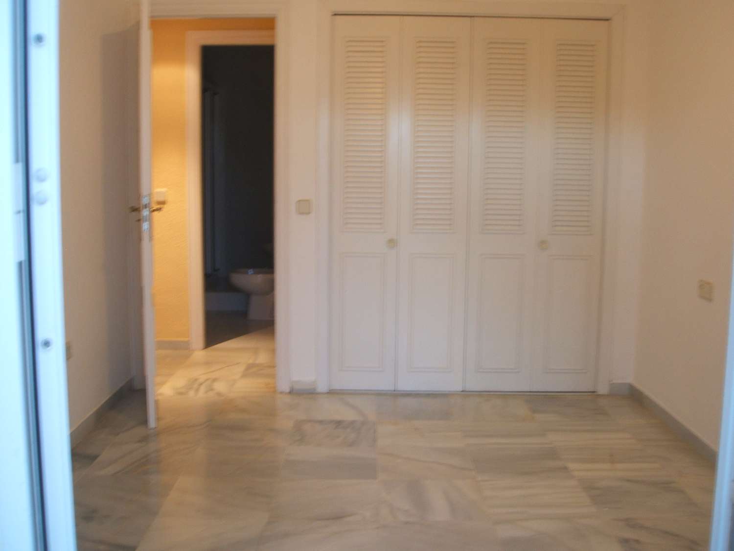 Rivitalo, jossa on takka ja näkymät uima-altaalle. Autokatos 2 autolle. Yhteisön lämmitetty uima-allas.