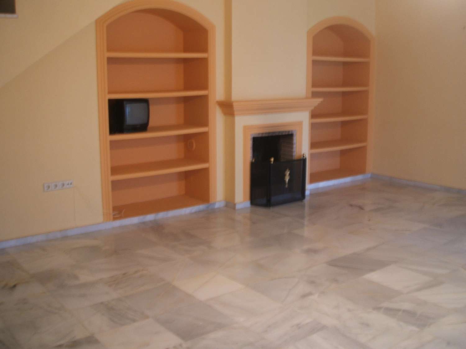 Rivitalo, jossa on takka ja näkymät uima-altaalle. Autokatos 2 autolle. Yhteisön lämmitetty uima-allas.