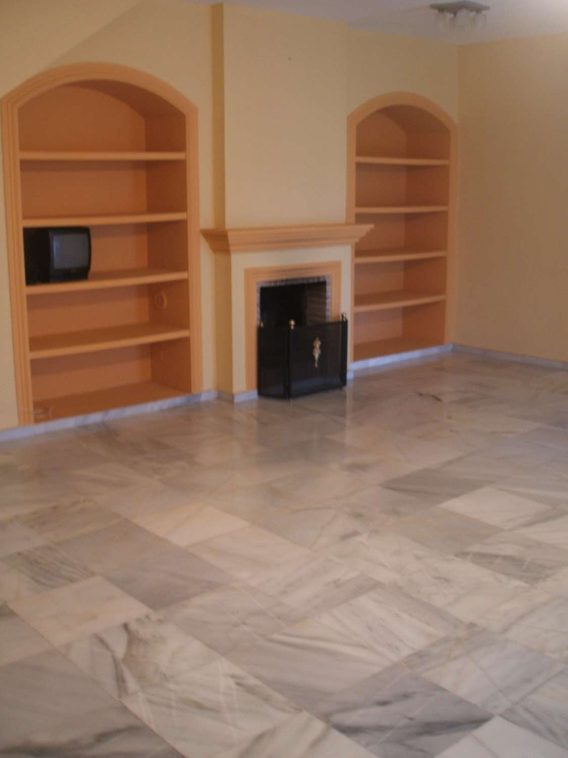 Rivitalo, jossa on takka ja näkymät uima-altaalle. Autokatos 2 autolle. Yhteisön lämmitetty uima-allas.