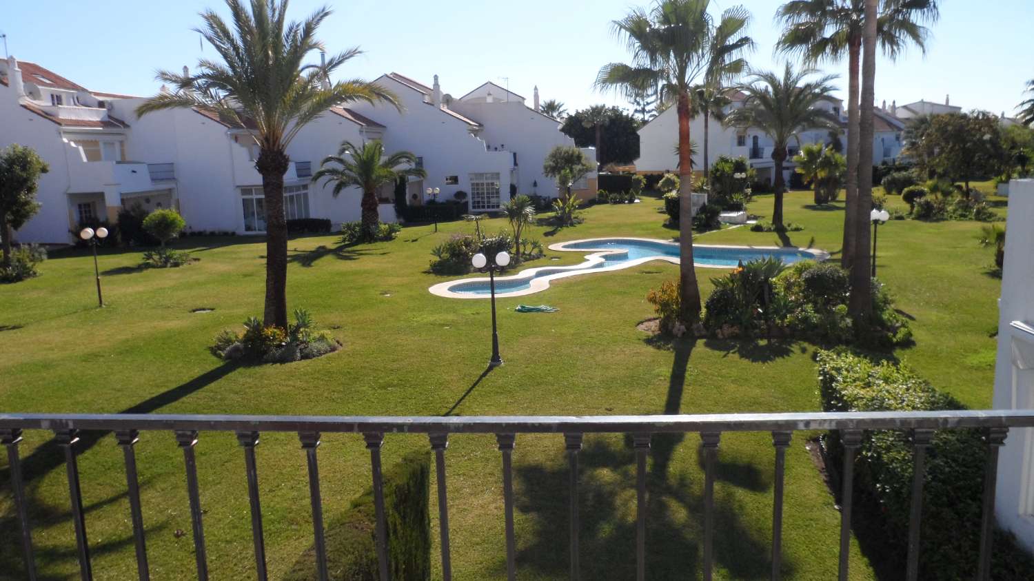 Rivitalo, jossa on takka ja näkymät uima-altaalle. Autokatos 2 autolle. Yhteisön lämmitetty uima-allas.