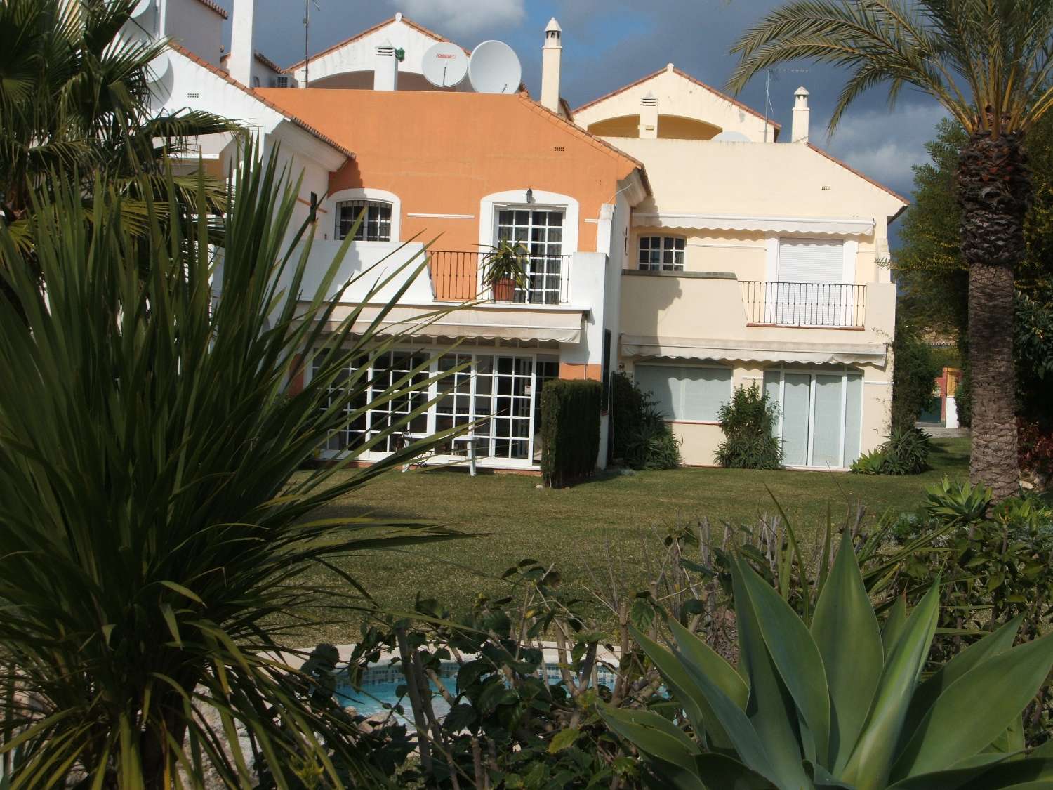 Rivitalo, jossa on takka ja näkymät uima-altaalle. Autokatos 2 autolle. Yhteisön lämmitetty uima-allas.