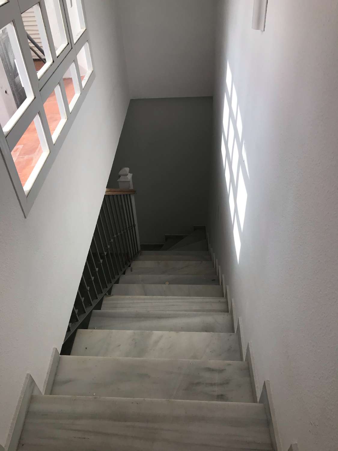 Rivitalo, jossa on takka ja näkymät uima-altaalle. Autokatos 2 autolle. Yhteisön lämmitetty uima-allas.