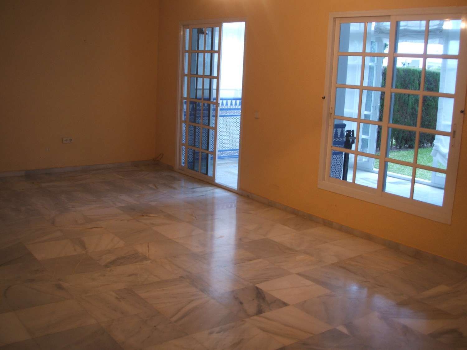 Rivitalo, jossa on takka ja näkymät uima-altaalle. Autokatos 2 autolle. Yhteisön lämmitetty uima-allas.