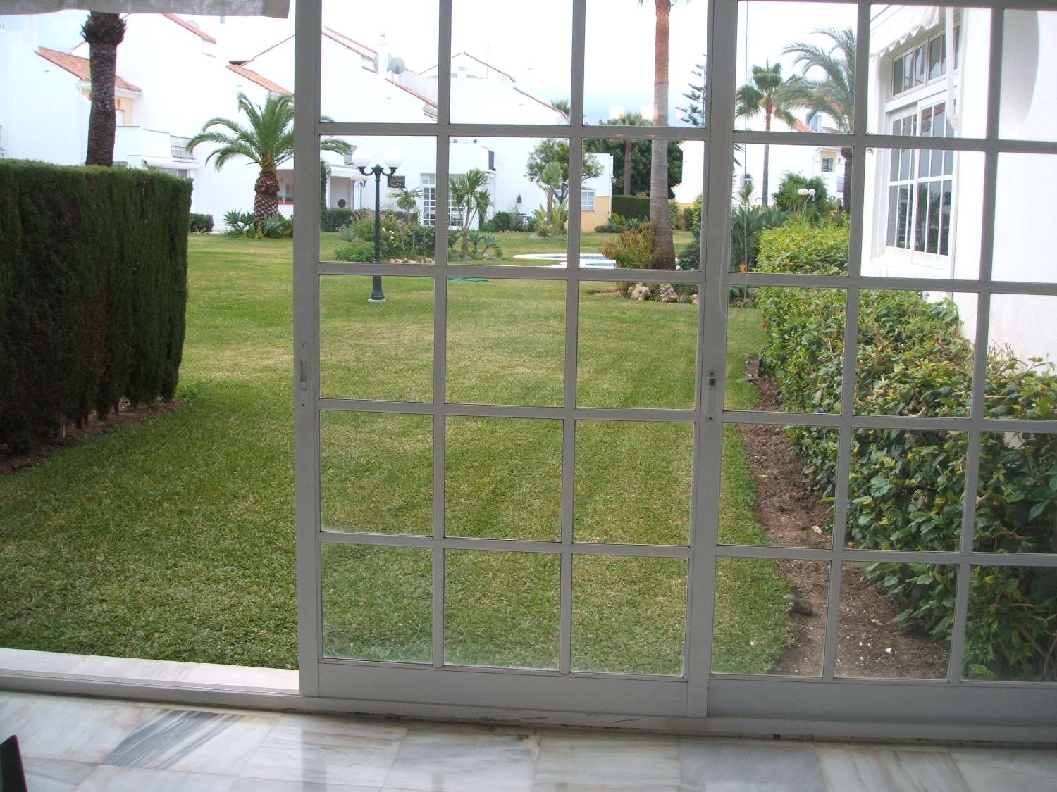 Rivitalo, jossa on takka ja näkymät uima-altaalle. Autokatos 2 autolle. Yhteisön lämmitetty uima-allas.