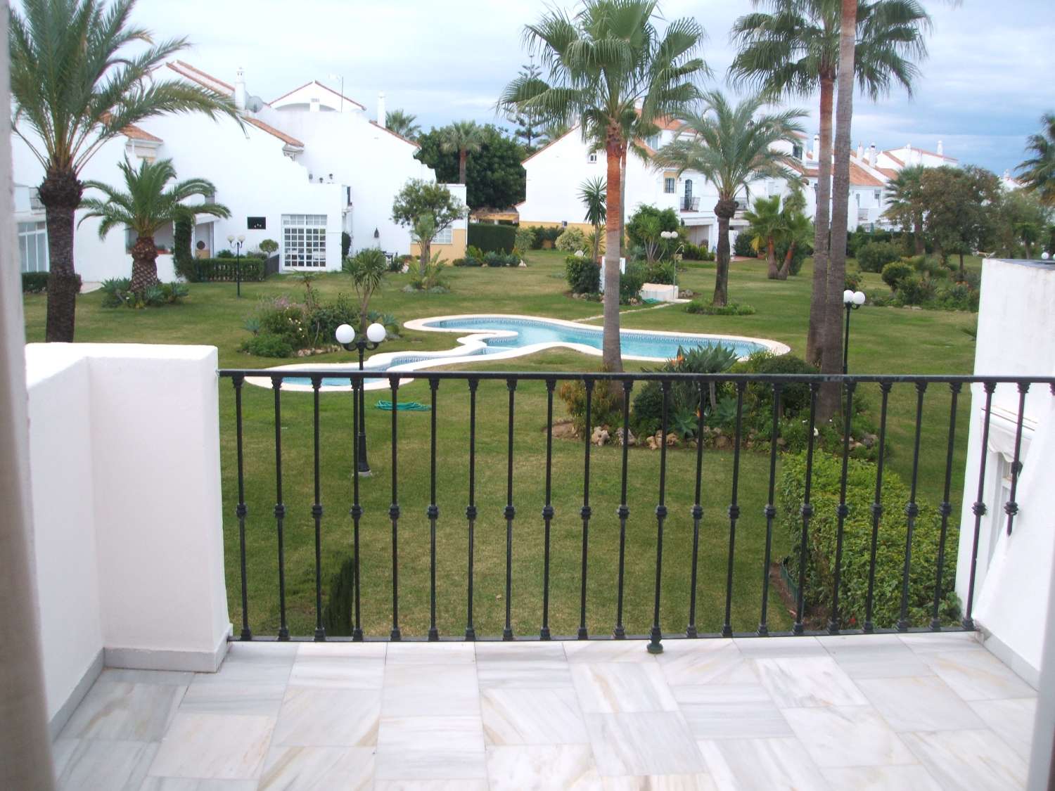 Rivitalo, jossa on takka ja näkymät uima-altaalle. Autokatos 2 autolle. Yhteisön lämmitetty uima-allas.