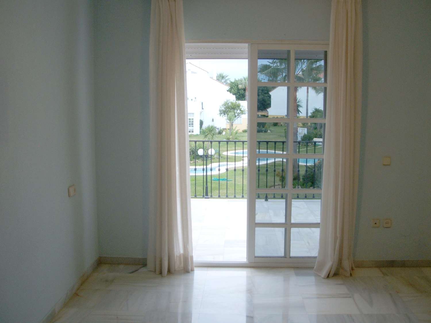 Rivitalo, jossa on takka ja näkymät uima-altaalle. Autokatos 2 autolle. Yhteisön lämmitetty uima-allas.