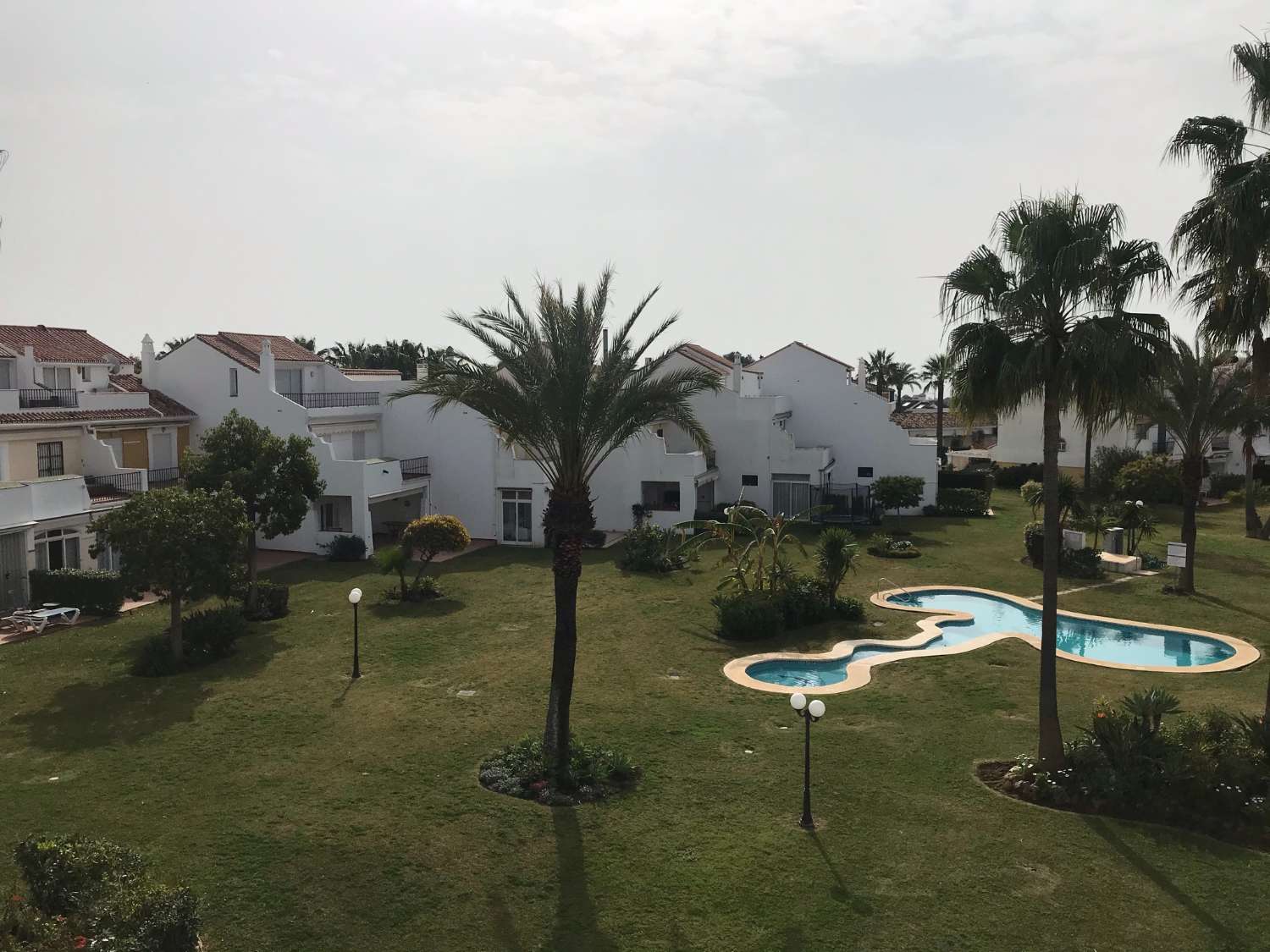 Rivitalo, jossa on takka ja näkymät uima-altaalle. Autokatos 2 autolle. Yhteisön lämmitetty uima-allas.