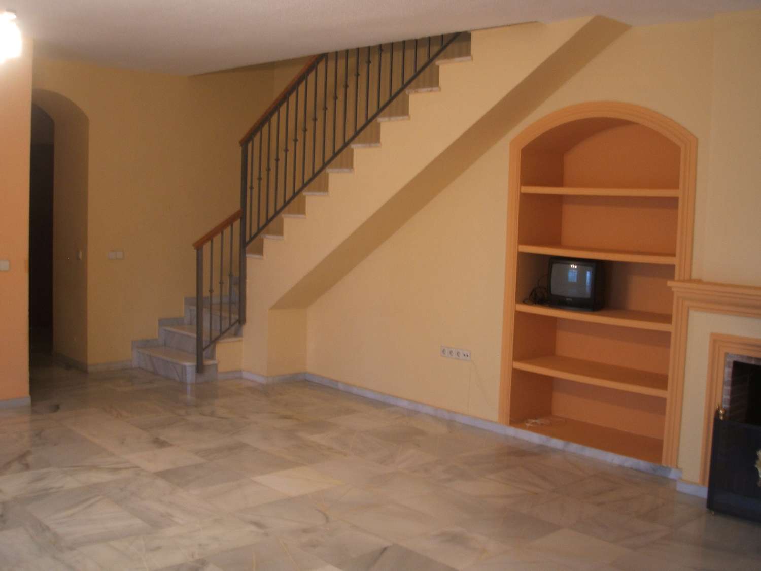 Rivitalo, jossa on takka ja näkymät uima-altaalle. Autokatos 2 autolle. Yhteisön lämmitetty uima-allas.