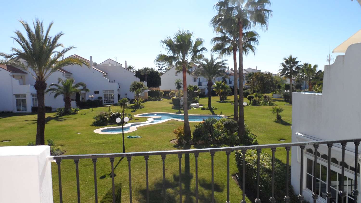 Rivitalo, jossa on takka ja näkymät uima-altaalle. Autokatos 2 autolle. Yhteisön lämmitetty uima-allas.