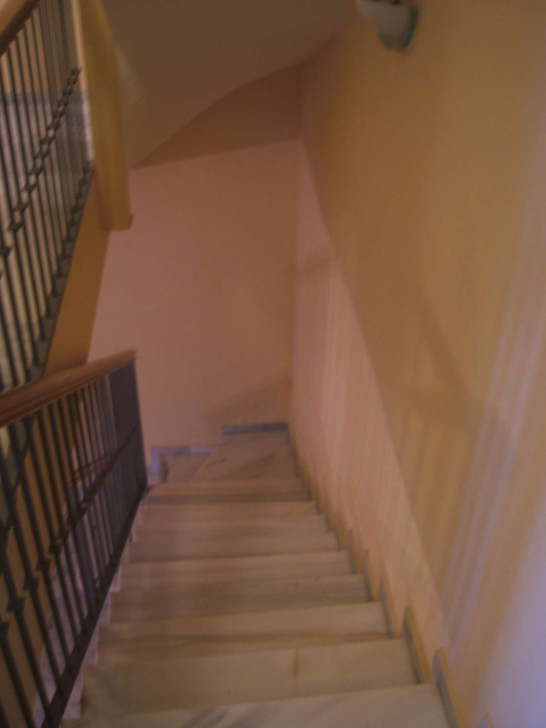 Rivitalo, jossa on takka ja näkymät uima-altaalle. Autokatos 2 autolle. Yhteisön lämmitetty uima-allas.