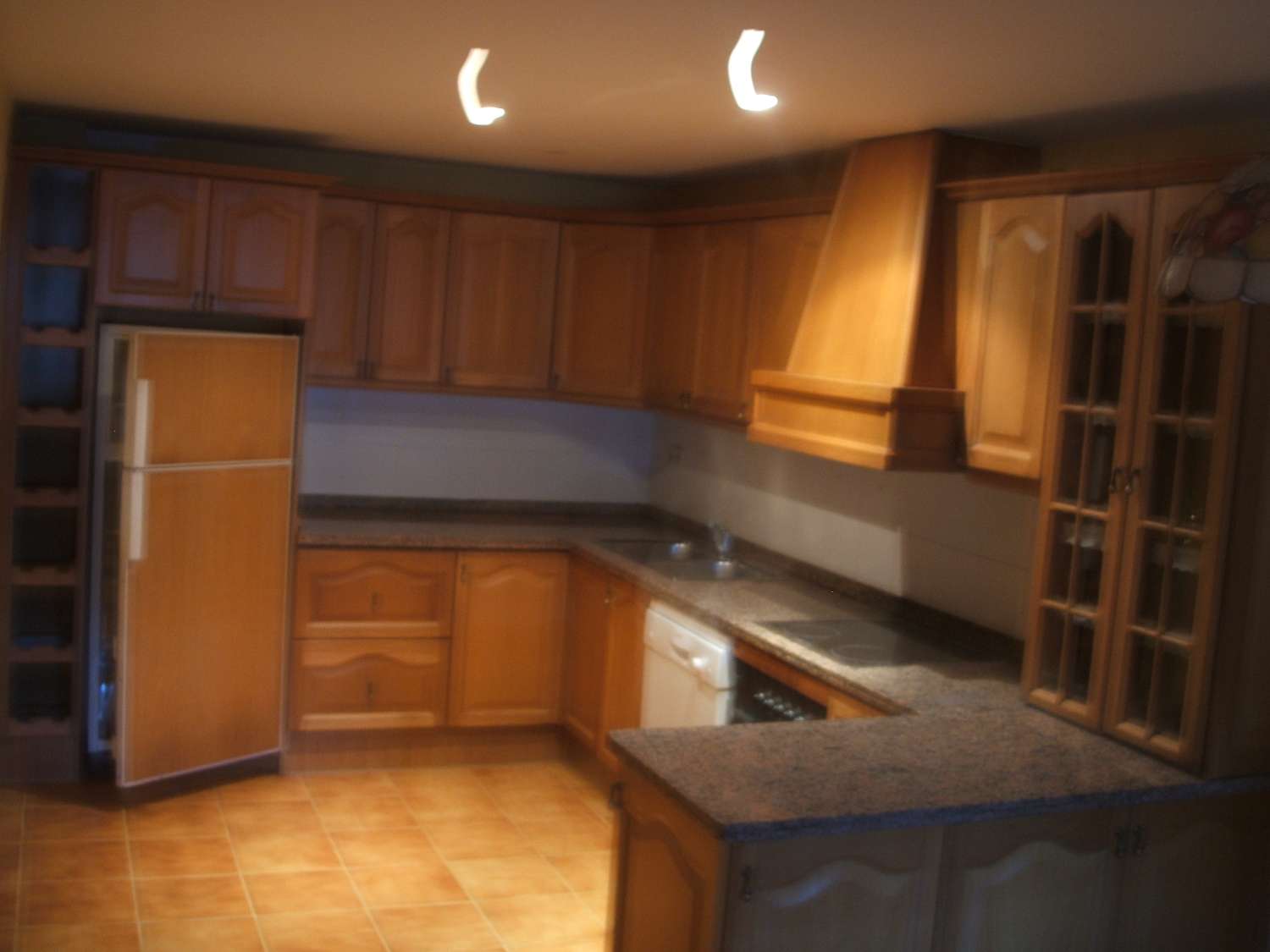 Rivitalo, jossa on takka ja näkymät uima-altaalle. Autokatos 2 autolle. Yhteisön lämmitetty uima-allas.