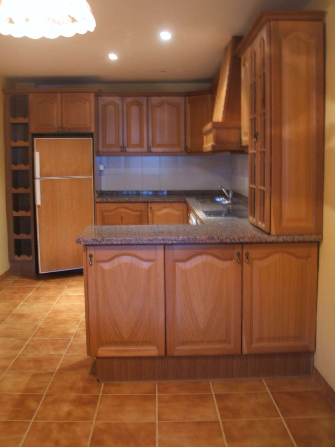 Rivitalo, jossa on takka ja näkymät uima-altaalle. Autokatos 2 autolle. Yhteisön lämmitetty uima-allas.