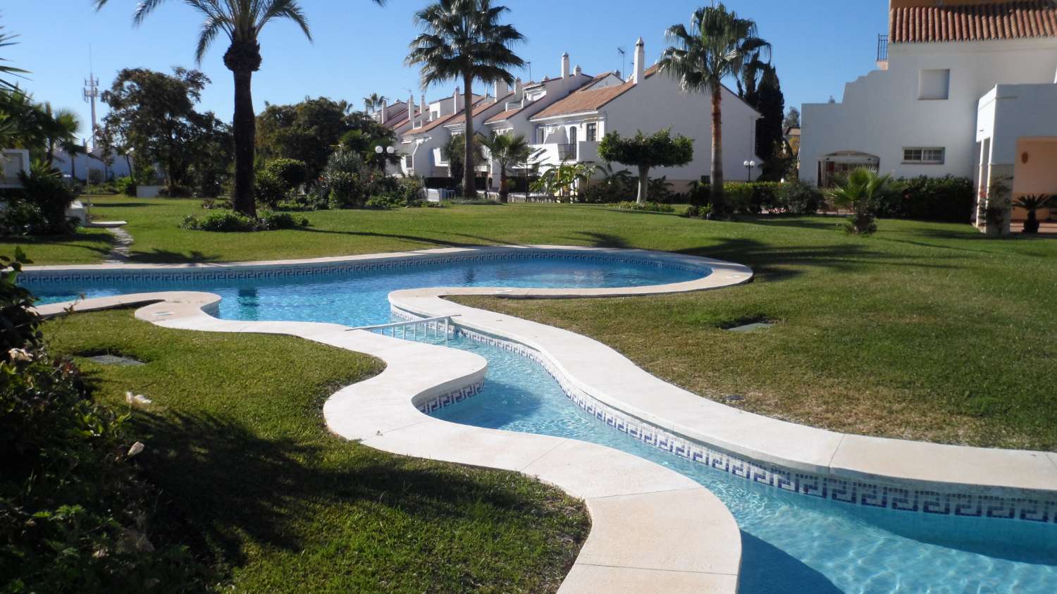 Rivitalo, jossa on takka ja näkymät uima-altaalle. Autokatos 2 autolle. Yhteisön lämmitetty uima-allas.