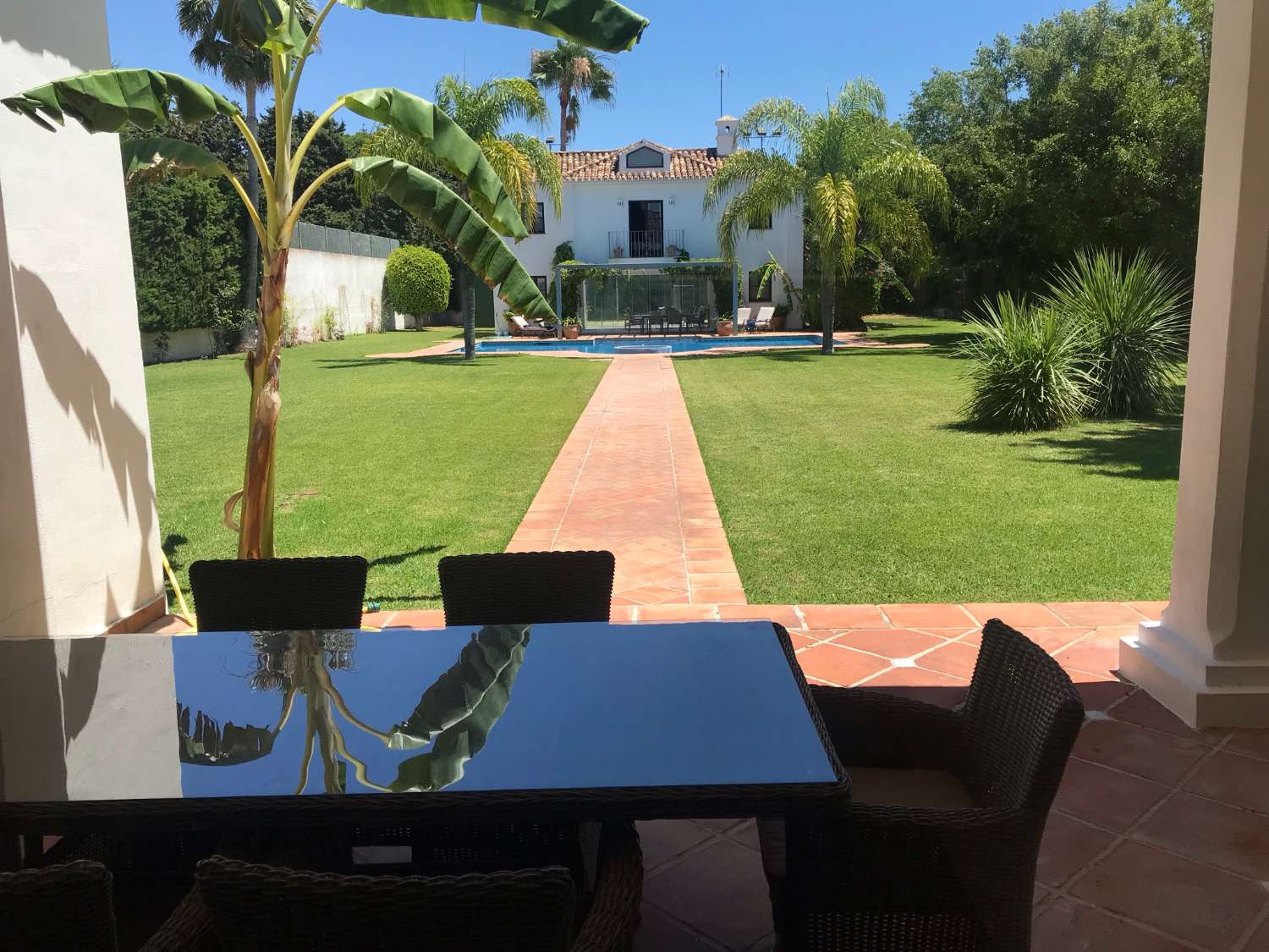 ¡Excepcional villa estilo cortijo Andaluz, acondicionada en una casa moderna, con cancha de tenis privada! Enorme Parcela de 3.400 m2.